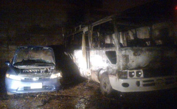 Bus de transporte público se incendia y quema otros vehículos en Tegucigalpa