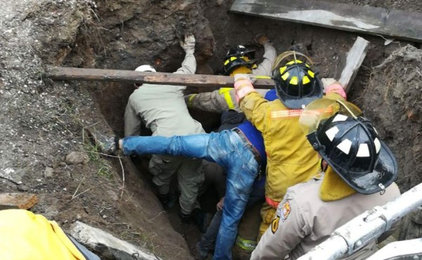 Rescatan con vida a joven soterrado por un alud en Santa Rosa de Copán