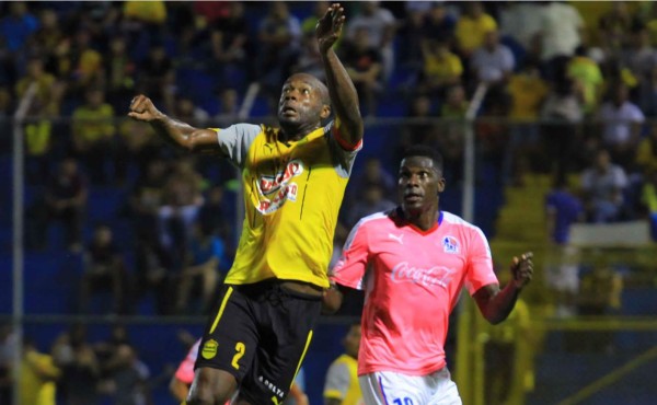 VIDEO: El durísimo impacto del rostro de Osman Chávez con el suelo