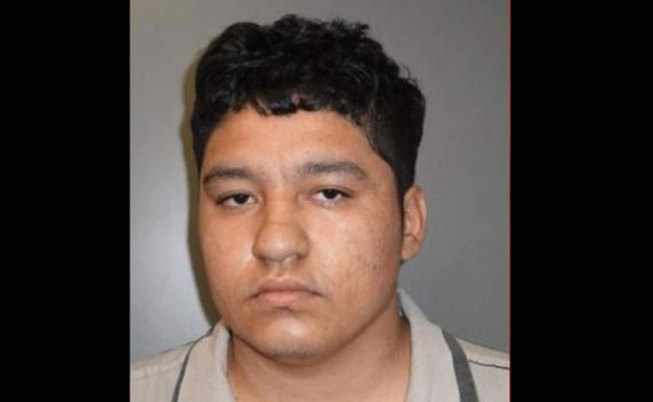 Evaluarán salud de adolescente en EUA acusado de decapitar a su madre