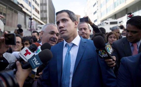 Guaidó es reelegido como presidente del Parlamento en una sesión paralela