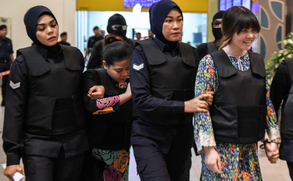 Acusadas de la muerte del hermanastro de Kim Jong-Un visitan lugar del crimen