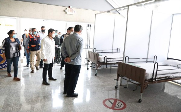 En el recorrido de supervisión estuvieron el presidente Juan Orlando Hernández, el canciller y comisionado Especial de Emergencia contra el COVID-19 Lisandro Rosales, además del subsecretario de Salud Roberto Cosenza y otras autoridades.