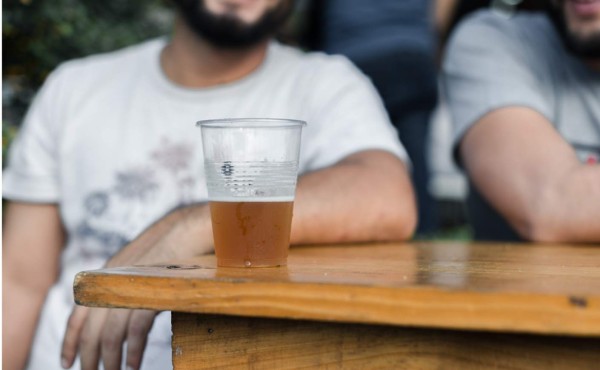 Mamá cuida a su treintón