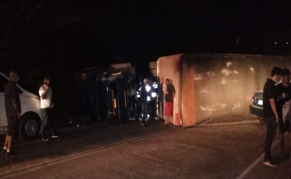 Tres muertos y dos heridos deja aparatoso accidente en carretera al sur