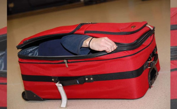 Escondido en una maleta robaba equipaje a otros pasajeros    
