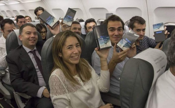 Increíble: Samsung regaló 200 celulares Note 8 en un vuelo de Iberia