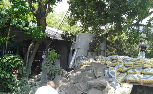 Rastra se sale de carretera e impacta en vivienda en Atlántida