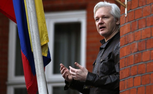 Justicia británica mantiene orden de detención de Assange