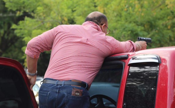 VIDEO: Estudiante amenaza con un arma a universitarios en la Unah-vs