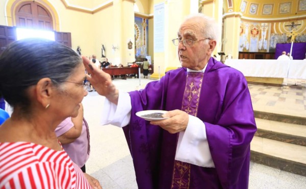 Miércoles de Ceniza: Padre pide a feligreses consagrarse en oración, limosna y ayuno durante la Cuaresma