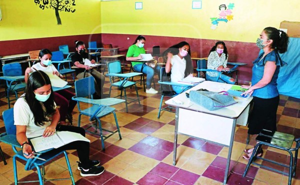 Inician clases semipresenciales en centros educativos públicos