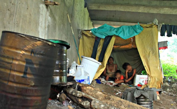 Madre y dos hijos viven debajo de puente en San Pedro Sula