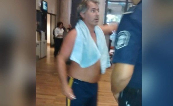 Harto de cortes de luz, usuario llega a bañarse a empresa de electricidad