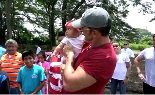 Ricardo Arjona regala casas a sobrevivientes del Volcán de Fuego