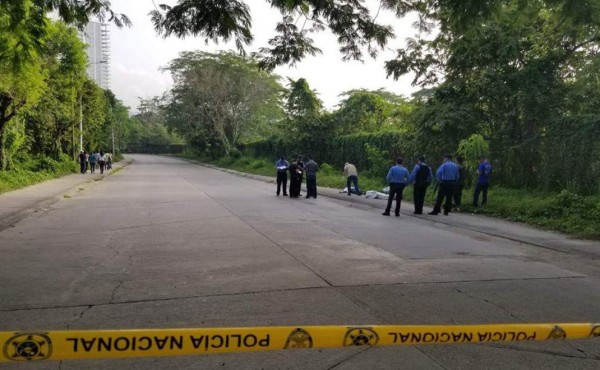 Encuentran cádaver de hombre con rótulo en calle de San Pedro Sula