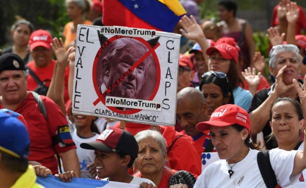 Calles repletas de venezolanos pidiendo la salida de Maduro; chavistas lo respaldan