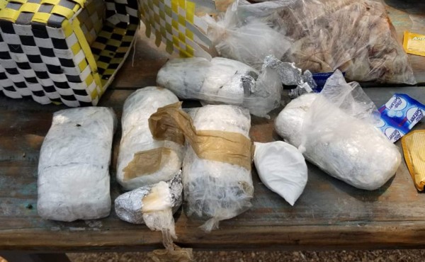 Detienen a mujer que enviaba supuesta cocaína a centro penal de Choluteca