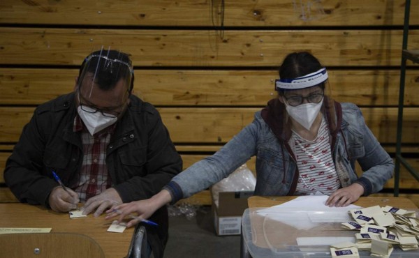 Voto a favor de nueva Constitución en Chile aventaja holgadamente en plebiscito