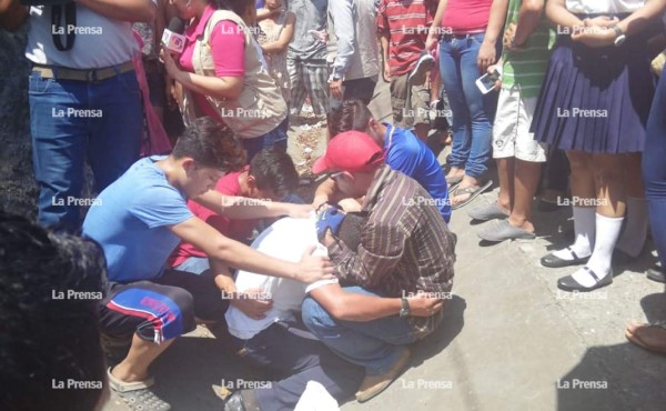 Familiares se llevan cuerpo de menor atropellada en Villanueva