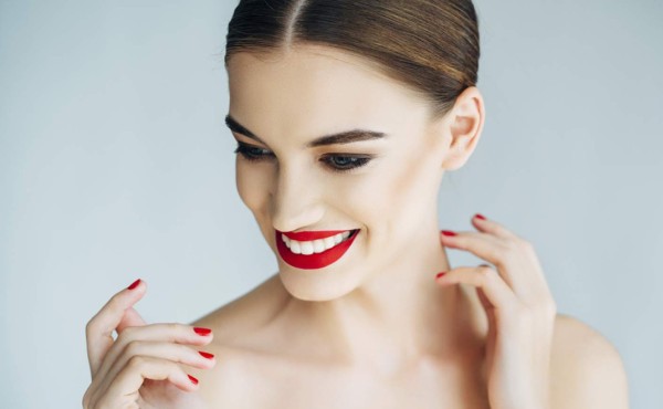 Maquillaje de cejas y labios desprendible