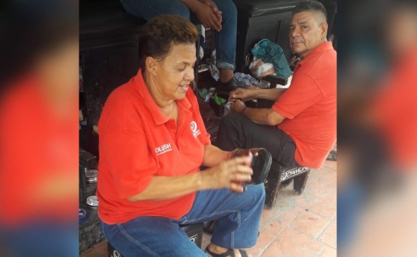 Dama vive de lustrar zapatos desde hace 35 años