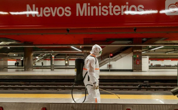 España anuncia 1,326 nuevas muertes por coronavirus, un 32% más que el viernes