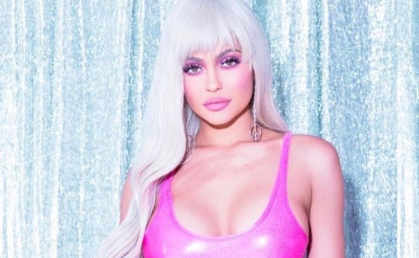 El look de Kylie Jenner para visitar a niños en Perú  