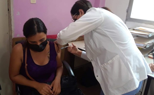 Habilitan cinco centros de salud para vacunar a embarazadas en Tegucigalpa