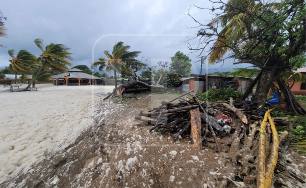 Fenómeno de espuma marina inunda una comunidad de Tela