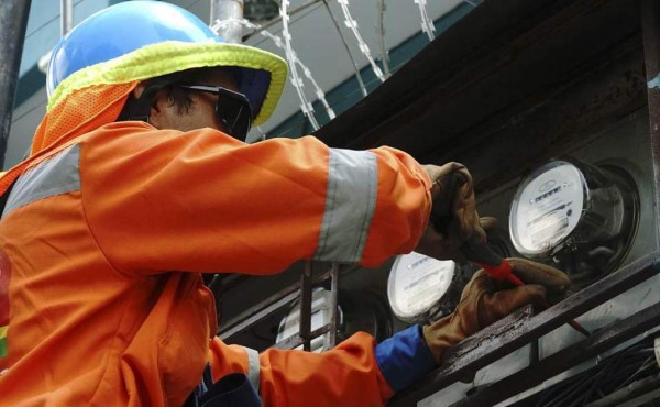 Gobierno estudia rebajar el 15% del ISV a tarifa de energía