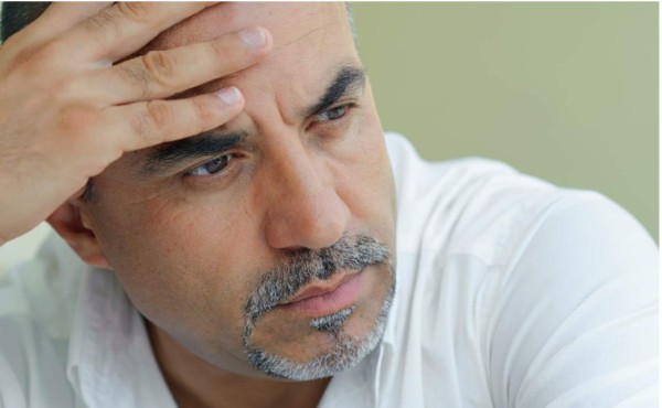 Padre decepcionado y triste