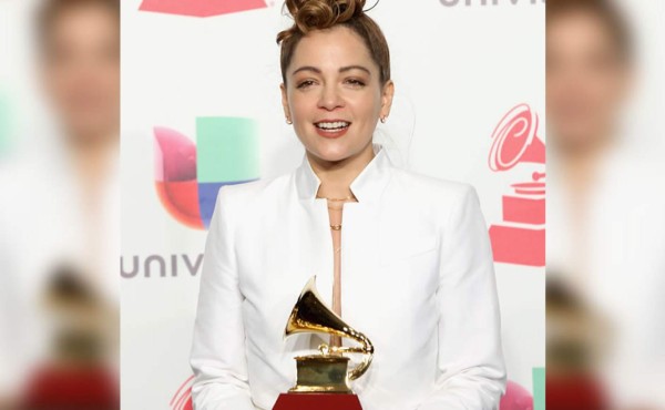 Premios Latin Grammy comienzan con un saludo a la caravana de inmigrantes