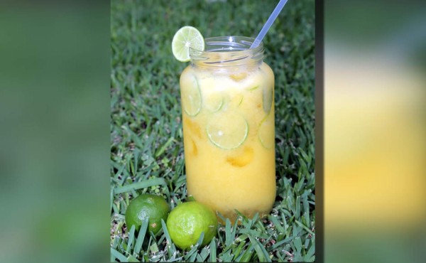 Cómo preparar una limonada con mango y ron