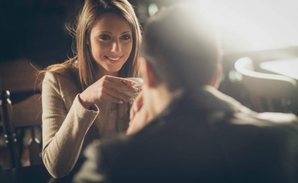 Señales de la mujer cuando le gusta un hombre