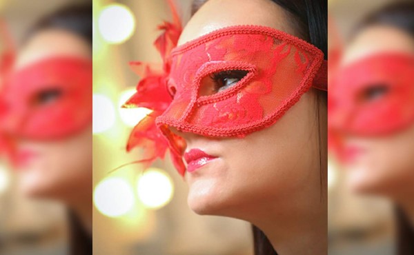 Quiere pareja seria, ¿tras un antifaz?