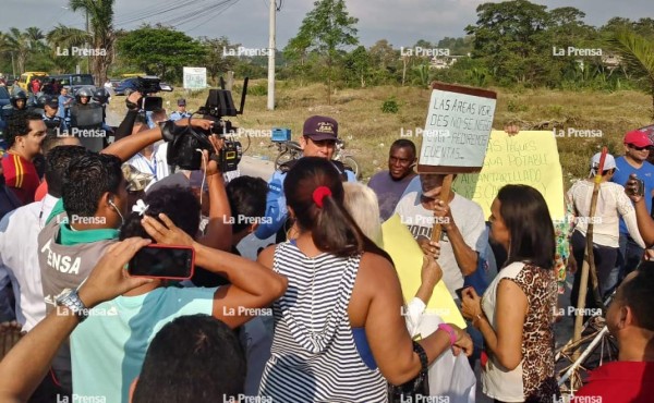 Vecinos de Choloma se toman carretera por falta de agua