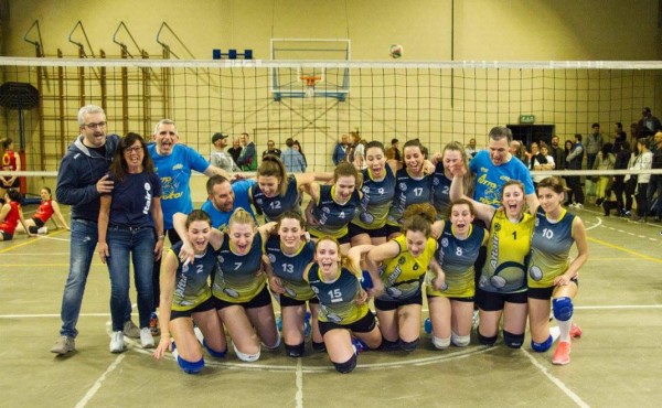 Equipo de voleibol femenino se desnuda para celebrar su triunfo
