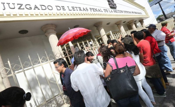 Protestan frente a juzgados por asesinato de abogados en Honduras