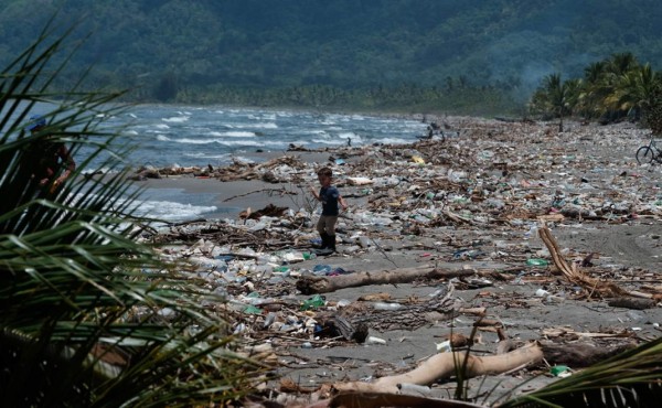 Más de 512 toneladas de basura de Guatemala limpiaron en un mes en costas hondureñas