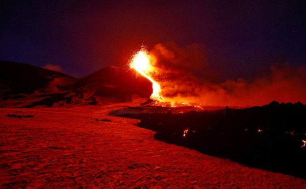 Diez heridos por la explosión de un volcán en Italia