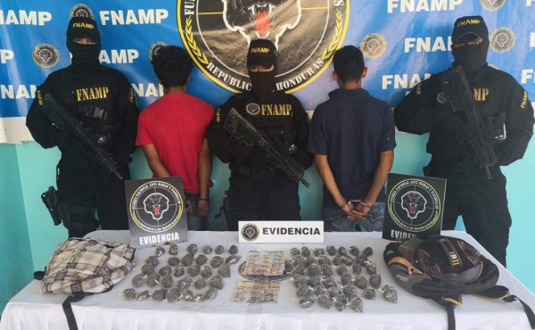 Capturan a dos supuestos pandilleros en La Ceiba  