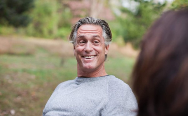 No sabe cómo conquistar a una mujer y ya tiene 50 años