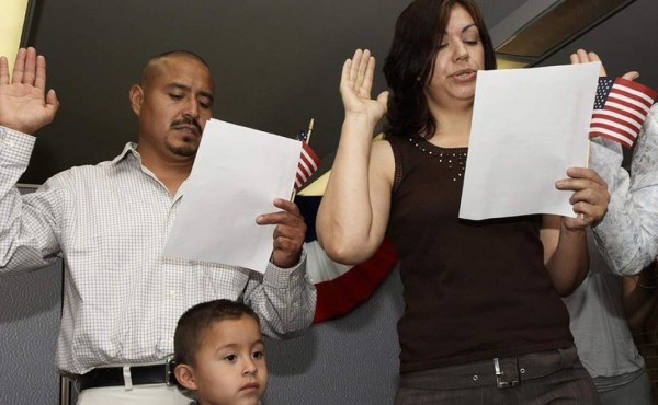 Millones de inmigrantes afrontan obstáculos crecientes para lograr ciudadanía