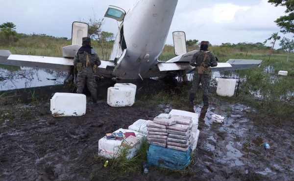 Aseguran avioneta con fardos de supuesta droga en Gracias a Dios
