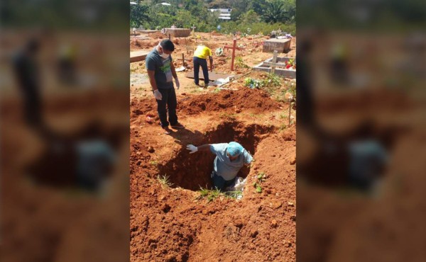 Exhuman cuerpos de personas muertas en Atlántida durante crisis electoral