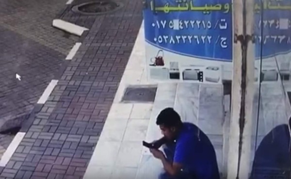 La tragedia lo alcanzó mientras miraba su celular