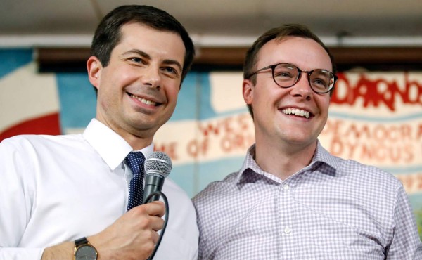 Con la Casa Blanca en la mira, una pareja gay sacude EEUU