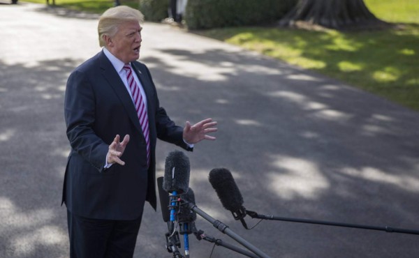 Trump arremete contra las autoridades de Puerto Rico