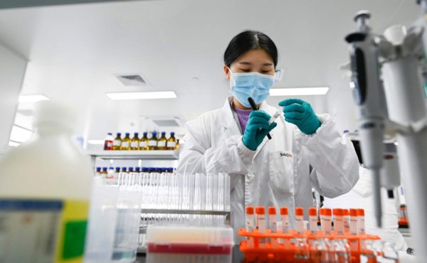 Más dosis de futura vacuna anticovid y millones de test rápidos para países pobres